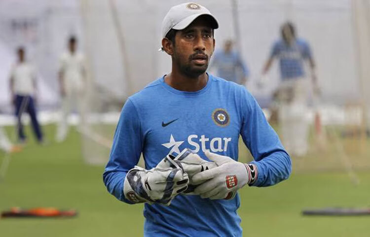 ঋদ্ধিমান সাহা কেবল ব্যাট ও গ্লাভসের খেলা নয়, বরং ধৈর্য, মানসিক শক্তি এবং অধ্যবসায়ের জীবন্ত উদাহরণ। ছোটবেলা থেকেই তিনি ক্রিকেটকে কেন্দ্র করে জীবন গড়ে তুলেছেন। তার খেলার ধরন ও দলের প্রতি দায়বদ্ধতা তাকে অনন্য করে তোলে।