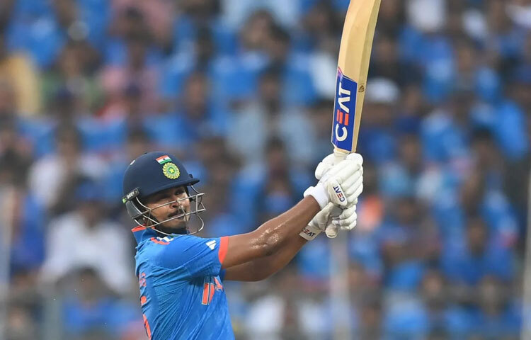 প্রথম জীবনে উমেশ চেষ্টা করেছিলেন ভারতীয় সেনাবাহিনীতে যোগ দেওয়ার। কিন্তু নানা কারণে সফল হতে পারেননি। পরবর্তীতে স্থানীয় এক বন্ধুর প্রেরণায় ক্রিকেটে মনোযোগী হন। তাও আবার পেশাদার ক্রিকেট নয়, প্রথমদিকে শুধু টেনিস বলের খেলাতেই সীমাবদ্ধ ছিলেন তিনি। তবে একসময় কোচ পি. কে. কর্ণের নজরে পড়েন এবং চমকপ্রদ গতির জন্য তাকে বল হাতে সিরিয়াসলি অনুশীলনে আনা হয়।