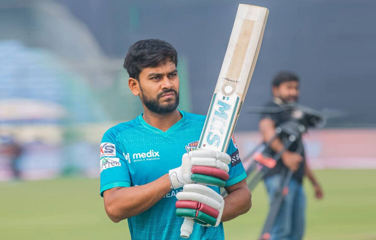 খুব অল্প বয়সেই তিনি বয়সভিত্তিক ক্রিকেটে নিজের প্রতিভার স্বাক্ষর রাখেন। ২০১৬ সালের অনূর্ধ্ব-১৯ বিশ্বকাপে বাংলাদেশ দলকে নেতৃত্ব দেন তিনি। তার নেতৃত্বে দল সেমিফাইনালে উঠেছিল, যা দেশের যুব ক্রিকেট ইতিহাসে এক উজ্জ্বল অধ্যায় হয়ে আছে। সেই টুর্নামেন্টেই ক্রিকেট দুনিয়া মিরাজ নামের এই স্পিনারের দিকে নজর দেয়।