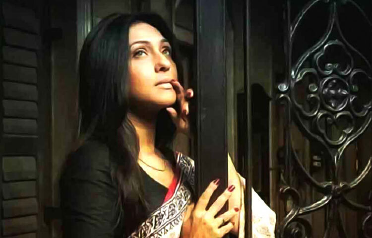 ১৯৯২ সালে ‘শ্বেতপাথর’ ছবির মাধ্যমে টালিউডে পা রাখেন ঋতুপর্ণা। কিন্তু দর্শক তাকে চিনে ‘শুভ মহরৎ’, ‘দহন’, ‘উৎসব’ কিংবা প্রতাপ মুখোপাধ্যায়ের ‘মন্দ মেয়ের উপাখ্যান’ এর মতো ছবির মাধ্যমে। প্রতিটি চরিত্রে তিনি এমনভাবে নিজেকে ভেঙে গড়ে নিয়েছেন, যেন চরিত্রের ভেতরেই তার নিজের অস্তিত্ব হারিয়ে গেছে।