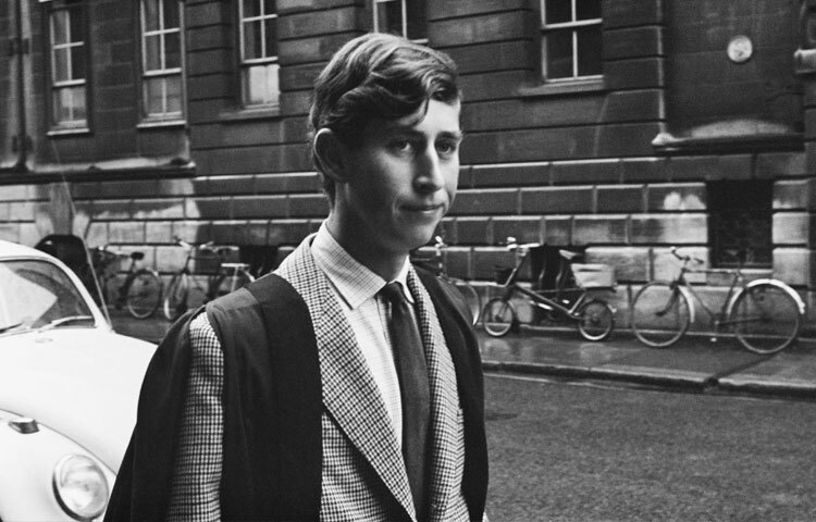 চার্লস ক্যামব্রিজ বিশ্ববিদ্যালয়ে ইতিহাস, প্রত্নতত্ত্ব ও নৃবিজ্ঞান নিয়ে পড়াশোনা করেন, যা রাজপরিবারের একটি ব্যতিক্রম ঘটনা ছিল। পরে তিনি রয়েল নেভিতে কাজ করেন, সামরিক প্রশিক্ষণ নেন এবং জীবনের নানা পর্যায়ে জ্ঞানের প্রতি তার ভালোবাসা প্রকাশ পেয়েছে। যখনই সুযোগ পেয়েছেন, চার্লস পড়াশোনা, শিল্প, স্থাপত্য ও পরিবেশ রক্ষার বিষয়ে মতামত দিয়েছেন।