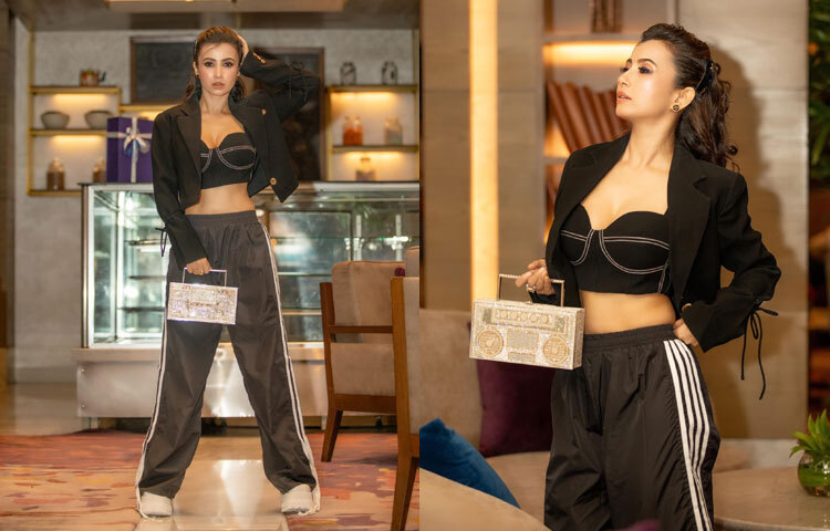 কালো কোরসেট টপের ওপর ক্রপড ব্লেজার আর বটমে ট্রাউজারে বেশ স্টাইলিশ লাগছে তাকে।