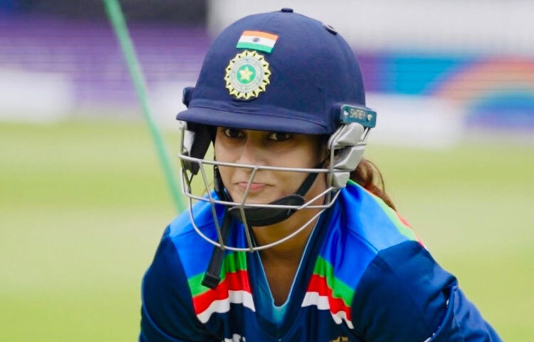 চণ্ডীগড়ের ঘাসঢালা পিচে যখন ছেলেদের সঙ্গে অনুশীলন করতেন তানিয়া, তখনই তাকে দেখেই কোচরা বলতেন, এই মেয়েটার হাতে গ্লাভস যেন জন্মগত। সেই বয়সেই তার রিফ্লেক্স, বোঝাপড়া আর চঞ্চলতা আলাদা নজর কাড়তে শুরু করে।