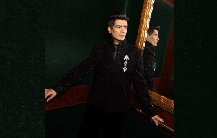 মনিশ মালহোত্রার পথচলার শুরু মুম্বাইয়ের এক সাধারন বুটিক থেকে। যেখানে তিনি মানচিত্র গুলো সাজাতে, পড়ে বসাতে ও ফ্যাব্রিক নিয়েই পরীক্ষা-নিরীক্ষা করতেন। ১৯৮৭–এ ঘর থেকেই কাস্টম কৌঁটিউর অর্ডার নেওয়া শুরু করেন।