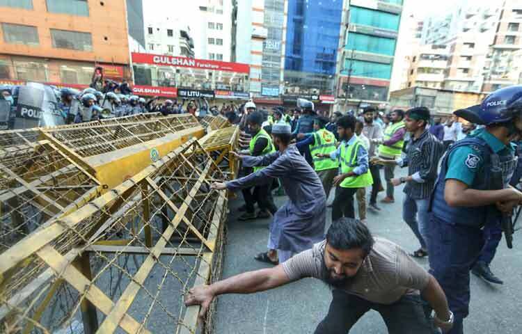 বিকেল ৪টায় বাড্ডার হোসেন মার্কেটের সামনে ব্যারিকেড দিয়ে তাদের লংমার্চ থামিয়ে দেয় পুলিশ।