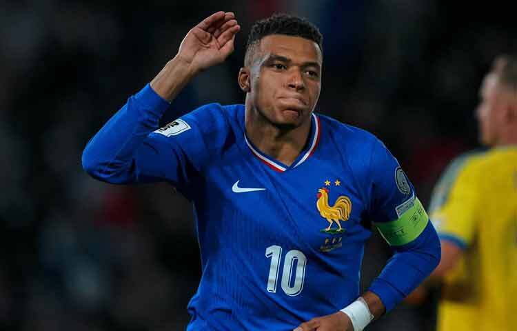 ২০২৩ সালে এমবাপে বিশ্বের সবচেয়ে জনপ্রিয় ক্লাব রিয়াল মাদ্রিদে যোগ দেন। সেখানে তিনি শুধুই খেলোয়াড় নয়, বরং দলের আক্রমণের প্রাণবন্ত শক্তি হিসেবে পরিচিত। তার খেলার ধরন অত্যন্ত বহুমুখী; তিনি কেন্দ্রীয় আক্রমণভাগে খেললেও প্রয়োজন অনুযায়ী বাম বা ডান পার্শ্বেও অসাধারণ পারফর্ম করতে পারেন। এই বহুমুখিতা তাকে প্রতিপক্ষের জন্য এক কঠিন চ্যালেঞ্জে পরিণত করেছে।