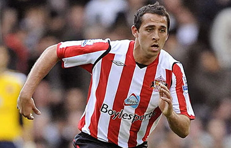 ব্রিটিশ ফুটবলে সংখ্যালঘু সম্প্রদায় থেকে উঠে আসা খেলোয়াড়দের জন্য সুযোগ যেমন সীমিত, তেমনি চাপও ছিল বেশি। সেই বাস্তবতা মাথায় রেখেই চোপড়া নিজেকে তৈরি করতে শুরু করেন।