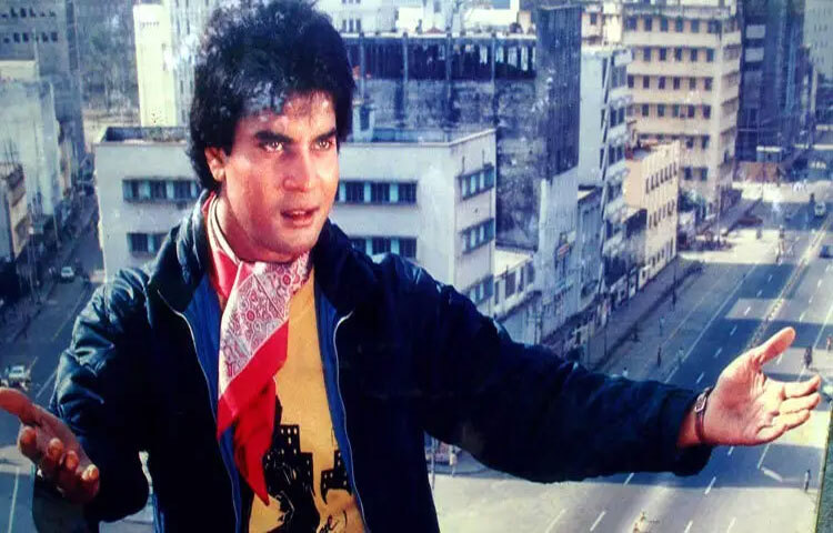 ১৯৭৭ সালে ‘বসুন্ধরা’ ছবির মাধ্যমে চলচ্চিত্রে পা রাখেন ইলিয়াস কাঞ্চন। সাবলীল অভিনয় দিয়ে দ্রুতই ঢাকাই সিনেমার জনপ্রিয় মুখে পরিণত হন।