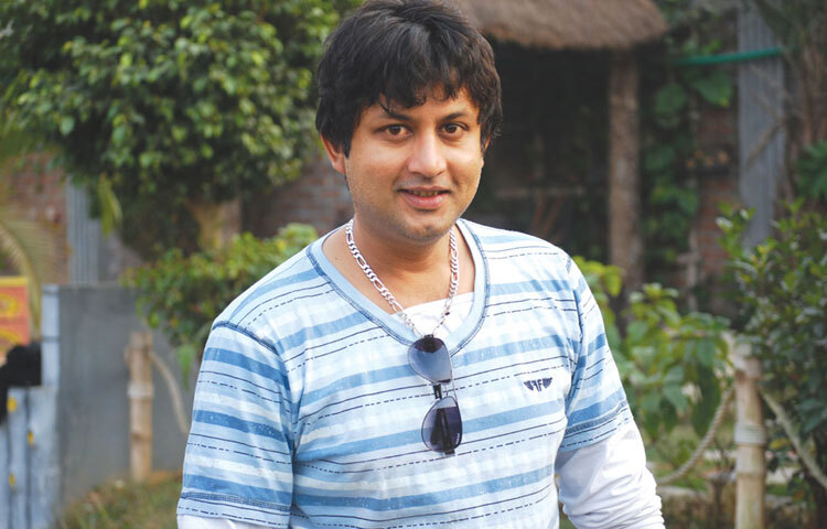 ১৯৯০ সালে ‘নতুন মুখের সন্ধানে’ প্রতিযোগিতায় অংশ নিয়ে মিডিয়াতে পথচলা শুরু করেন আমিন খান। এরপর ১৯৯৩ সালে ‘অবুঝ দুটি মন’ ছবিতে অভিনয়ের মাধ্যমে তিনি সিনে পর্দায় অভিষেক করেন এবং ধীরে ধীরে দর্শকদের মন জয় করতে থাকেন।