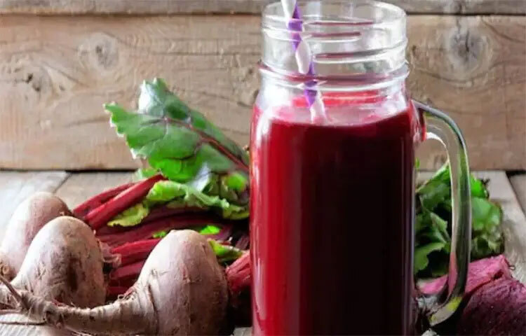 বিটরুটে রয়েছে প্রাকৃতিক আয়রন ও ফলিক অ্যাসিড, যা রক্তে হিমোগ্লোবিন বাড়াতে সাহায্য করে। শীতে অনেকের শরীরে দুর্বলতা ও ক্লান্তি দেখা দেয়, বিটরুট তা কমাতে কার্যকর। শীতকালে শরীরের তাপমাত্রা ধরে রাখা জরুরি। বিটরুটে থাকা প্রাকৃতিক শর্করা ও পুষ্টি উপাদান শরীরে শক্তি জোগায়, ফলে শরীর ভেতর থেকে উষ্ণ থাকে।
