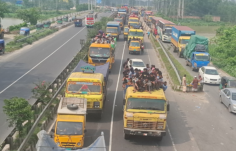 মহাসড়কে আটকে থাকা যাত্রী মোহাম্মদ শাকিল বললেন, ‘দেড় ঘণ্টা হয়ে গেছে, গাড়ি একচুলও নড়ছে না। টোল আদায়ে ধীরগতি এবং প্রশাসনের উদাসীনতা মিলিয়ে এমন অবস্থার সৃষ্টি হয়েছে।’