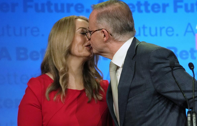 বিশ্ব ভালোবাসা দিবসে বাগদান সারলেন অস্ট্রেলিয়ার প্রধানমন্ত্রী অ্যান্থনি আলবানিজ। ছবি: সংগৃহীত