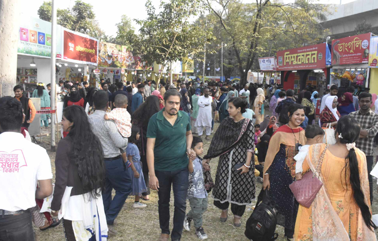আজ ছুটির দিন থাকায় সকাল থেকেই সোহরাওয়ার্দী উদ্যান, বাংলা একাডেমি চত্বর ও এর সামনের স্টলগুলোতে ছিল বইপ্রেমীদের ভিড়। ছবি: বিপ্লব দীক্ষিত
