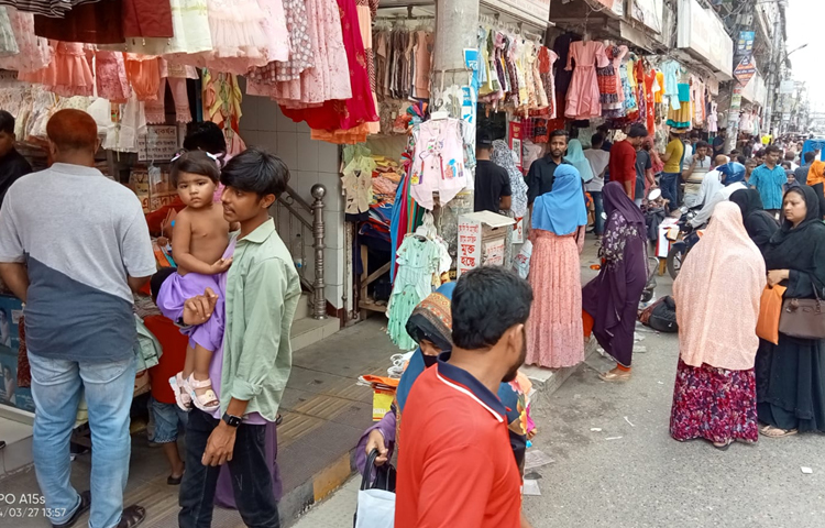 কৃষি মার্কেট শীততাপ নিয়ন্ত্রিত হওয়ায় খরতাপে থাকা ক্রেতারা একটু শীতল হওয়ার জন্য ঢুকছেন এই মার্কেটে। আর ক্রেতাকে আকৃষ্ট করার জন্য এই মার্কেটের প্রায় সব দোকানেই আকর্ষণীয় পোশাকগুলো প্রদর্শনীতে রাখা হয়েছে। ছবি: আলমগীর হান্নান