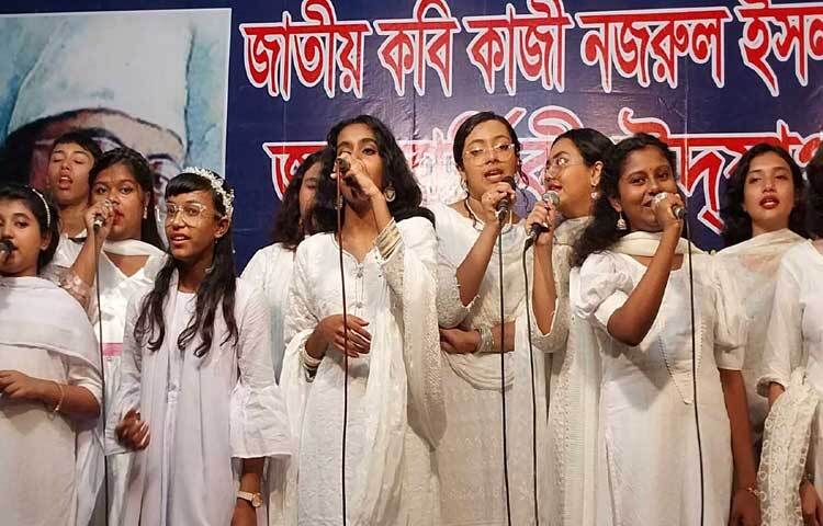 জাতীয় সঙ্গীত পরিবেশনের পর বাফা’র শিল্পীদের সমবেত কণ্ঠে যায় ঝিলমিল, প্রজাপতি প্রজাপতি কোথায় পেলে ভাই এমনও রঙ্গিন পাখা সহ পাঁচটি দলীয় সঙ্গীত পরিবেশন করা হয়। ছবি: সাজ্জাত হোসেন