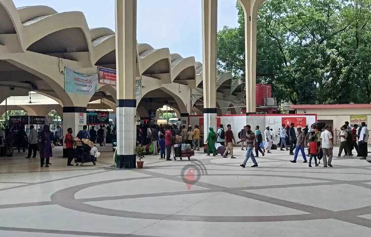 রাজধানীর কমলাপুর রেলওয়ে স্টেশনে যাত্রীদের ভিড়। ছবি: নাহিদ সাব্বির