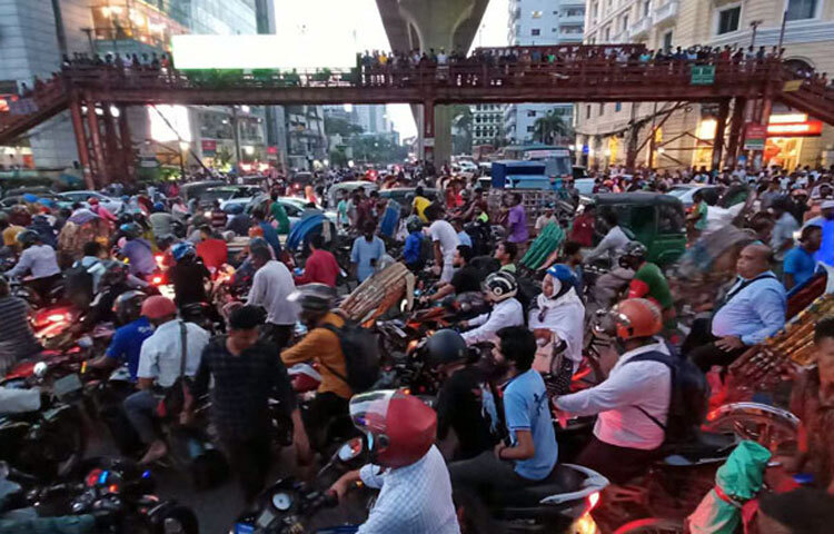 কোটাবিরোধী আন্দোলনের অংশ হিসেবে সারাদেশে ‘বাংলা ব্লকেড’ কর্মসূচির ডাক দিয়েছিলেন বিক্ষোভকারী শিক্ষার্থীরা। এই কর্মসূচির অংশ হিসেবে আজ রাজধানীর বিভিন্ন স্থান অবরোধ করেন তারা। এতে তীব্র যানজট সৃষ্টি হয়েছে রাজধানীতে, ভোগান্তিতে পড়েছেন নগরবাসী। রোববার রাজধানীর বিভিন্ন এলাকা ঘুরে যানজট ও ভোগান্তির এমন চিত্র দেখা গেছে। ছবি- জাগো নিউজ