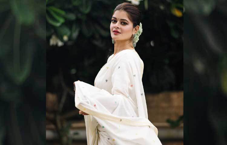 মধুমিতা সরকারের এই লুকটি সত্যিই চোখ ধাঁধানো। সাদা শাড়িতে বেশ গর্জিয়াস দেখাচ্ছে তাকে। ছবি: ইনস্টাগ্রাম