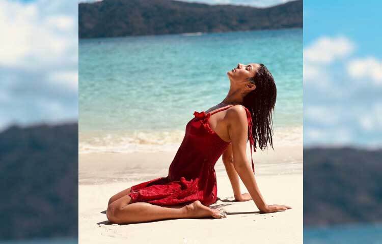 প্রায় সময়ই সামাজিক যোগাযোগ মাধ্যমে শেয়ার করেন আকর্ষণীয় সব পোশাকে লাস্যময়ী ভঙ্গিমায় তোলা ছবি। আর এতে হুমড়ি খেয়ে পড়েন তার ভক্ত-অনুরাগীরা। ছবি: ইনস্টাগ্রাম