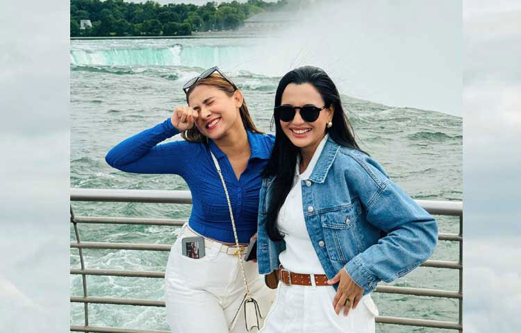 মেহজাবীনের সঙ্গে ফ্রেম ভাগ করে নিয়েছেন ছোট পর্দার আরেক অভিনেত্রী সাবিলা নূর। ছবি: ফেসবুক থেকে