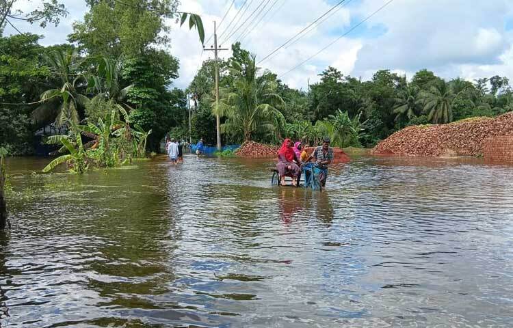 নোয়াখালীর পানি ঢুকে পড়েছে লক্ষ্মীপুরে। ২৪ আগস্ট বিকেল থেকে এ পানির চাপ বাড়ছে। এতে জেলার সদর উপজেলার পূর্বাঞ্চলের বেশিরভাগ এলাকায় মানুষ পানিবন্দি হয়ে পড়েছেন। নতুন করে নিম্নাঞ্চলসহ বিভিন্ন গ্রাম প্লাবিত হচ্ছে। ছবি: কাজল কায়েস