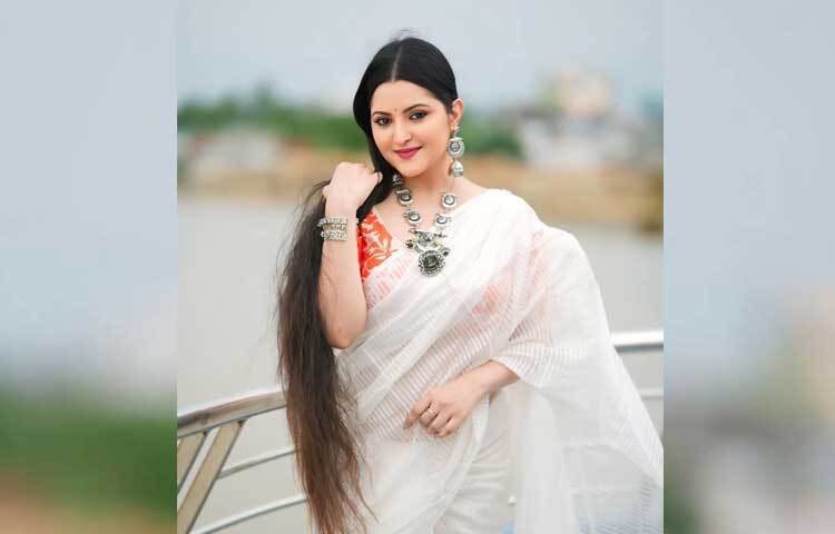 পরীমণির পোস্ট করা ছবিতে ভালোবাসা জানাতে ভুলেননি তার ভক্ত-অনুরাগীরা। ছবি: ফেসবুক থেকে