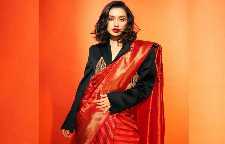 কালো ক্রপ জ্যাকেটের সঙ্গে সোনালি পেটাই কাজের লাল টকটকে বেনারসি শাড়িতে অপরূপ শ্রদ্ধা। ছবি: ইনস্টাগ্রাম