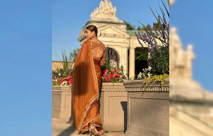 ছবিতে দেখা যায়, অরেঞ্জ রঙের শাড়ি, ম্যাচিং ব্লাউজ, কানে দুল, খোপায় সাদা ফুল আর হালকা মেকাপে বেশ লাস্যময়ী রূপে ধরা দিয়েছেন অভিনেত্রী। ছবি: ফেসবুক থেকে