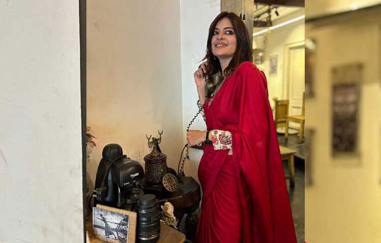 শাড়ির সঙ্গে চোখের কাজল আর কপালের ছোট টিপ যেন তার সৌন্দর্যকে আরও বাড়িয়ে তুলেছে। ছবি: ইনস্টাগ্রাম