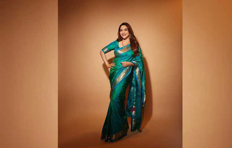 মহারাষ্ট্রের বিখ্যাত ‘পৈথানি’ শাড়ি, লুজ কার্ল করা চুল, মিনিমাল মেকআপ ও মহারাষ্ট্রীয় গয়নায় অপরূপ মাধুরী দীক্ষিত। ছবি: ইনস্টাগ্রাম