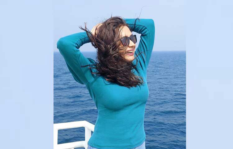 বাতাসে এলোমেলো হয়ে আছে মমর চুল। আর সেটা বেশ উপভোগ করছেন অভিনেত্রী। ছবি: ফেসবুক থেকে