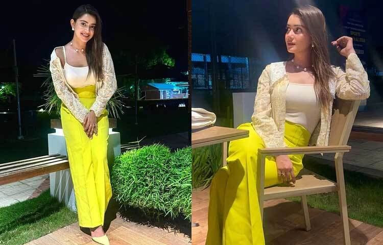 নিয়ন রঙের হাই ওয়েস্ট প্যান্টের সঙ্গে টাক ইন সাদা ট্যাংক টপে বেশ স্টাইলিশ অভিনেত্রী। ছবি: ফেসবুক থেকে