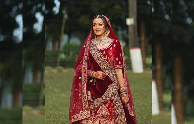মেরুন ভেলভেটের লেহেঙ্গায় ব্রাইডাল লুকে নজরকাড়া আইশা। ছবি: ইনস্টাগ্রাম