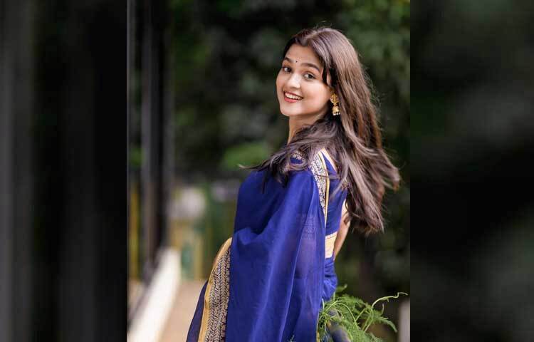 নীল শাড়িতে হাস্যোজ্জ্বল অভিনেত্রী। ছবি: ফেসবুক থেকে