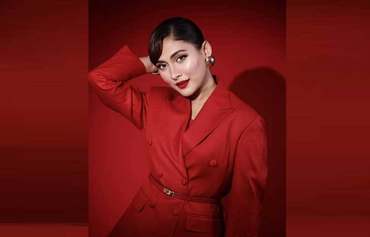 কাজের পাশাপাশি সামাজিক যোগাযোগমাধ্যমেও বেশ সরব এই অভিনেত্রী।