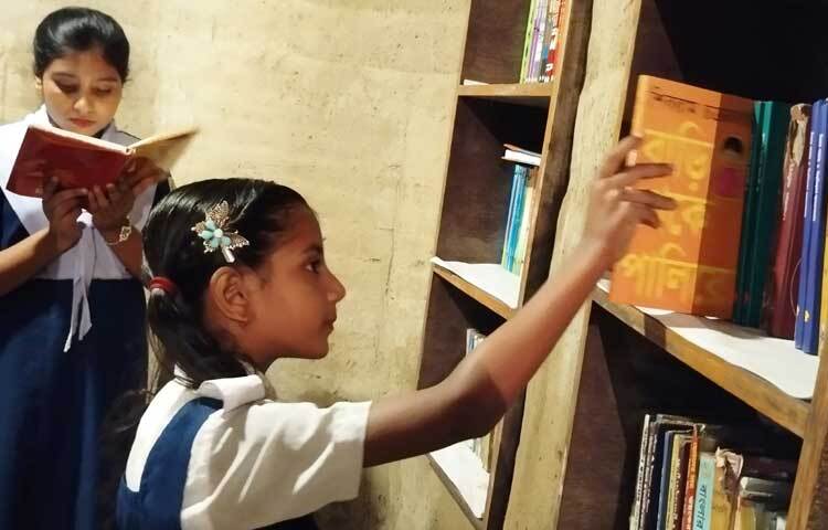 তিনি আরও বলেন, সবশেষ স্থাপত্য নকশায় এটি আন্তর্জাতিক দুটি পুরস্কার অর্জন করে। সরকারি স্কুলগুলো যে পরিমাণ ব্যয়ে গড়া হয়, তার চেয়ে তুলনামূলক অনেক কমে ব্যয়ে এগুলো করা সম্ভব।