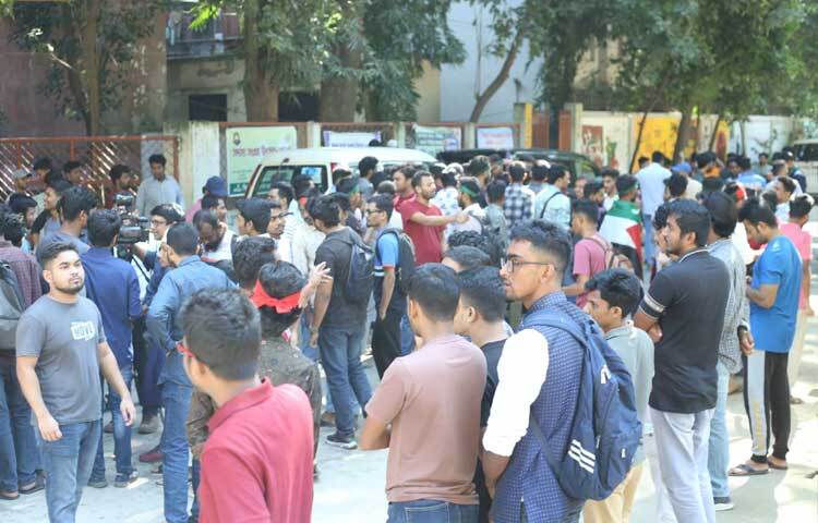 সকাল সাড়ে ১০টার দিকে একপর্যায়ে শিক্ষার্থীদের আপত্তির মুখে কলেজ ক্যাম্পাস থেকে বেরিয়ে যান পুলিশ সদস্যরা। তারা কলেজের প্রধান ফটকের সামনে শাকিল চত্বরে অবস্থান নিয়েছেন।