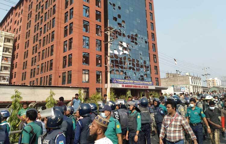 সবশেষ মাহবুবুর রহমান মোল্লা কলেজের শিক্ষার্থীরা কলেজটির ভেতরে ঢুকে প্রধান ফটক বন্ধ করে দিয়েছেন। আর বাইরে থেকে কলেজটি লক্ষ্য করে ইট-পাটকেল ছুড়ছেন নজরুল ও সোহরাওয়ার্দী কলেজের শিক্ষার্থীরা।