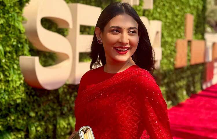 শাড়ির জাদুতে মরুর দেশ মাতিয়েছেন তিনি।