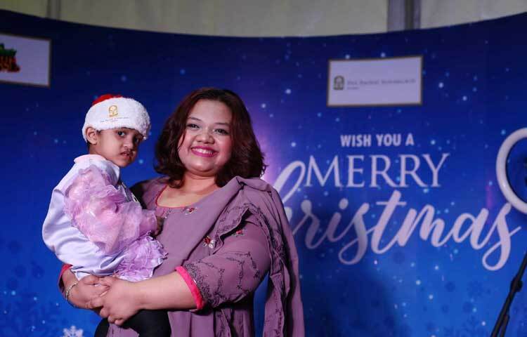 মায়ের কোলে চড়ে উৎসবে এসেছে ছোট্ট সোনামণি।