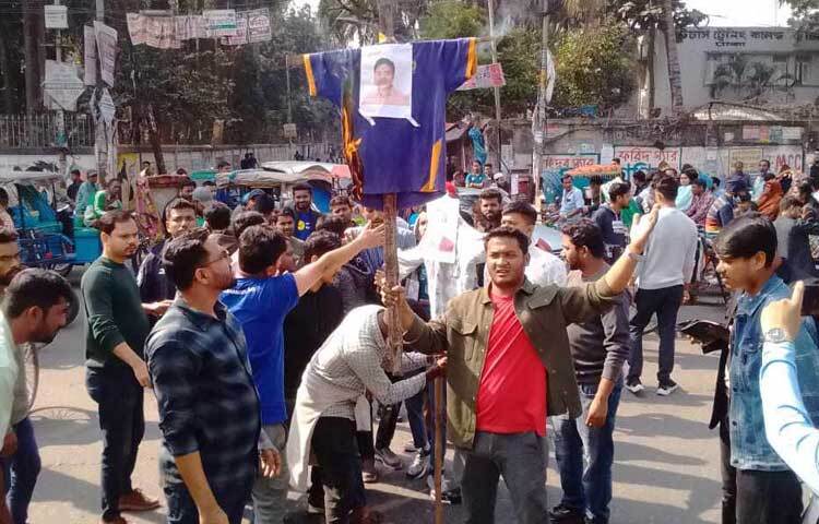 বেলা ১১টা থেকে ঢাকা কলেজ বিজয় চত্বরের সামনে পদবঞ্চিত নেতাকর্মীরা জড় হতে থাকেন। এ সময় সদ্য ঘোষিত কমিটিকে অবিলম্বে বাতিলের দাবি জানিয়ে ক্যাম্পাসে শোডাউন ও অবস্থান কর্মসূচি পালন করেন তারা।
