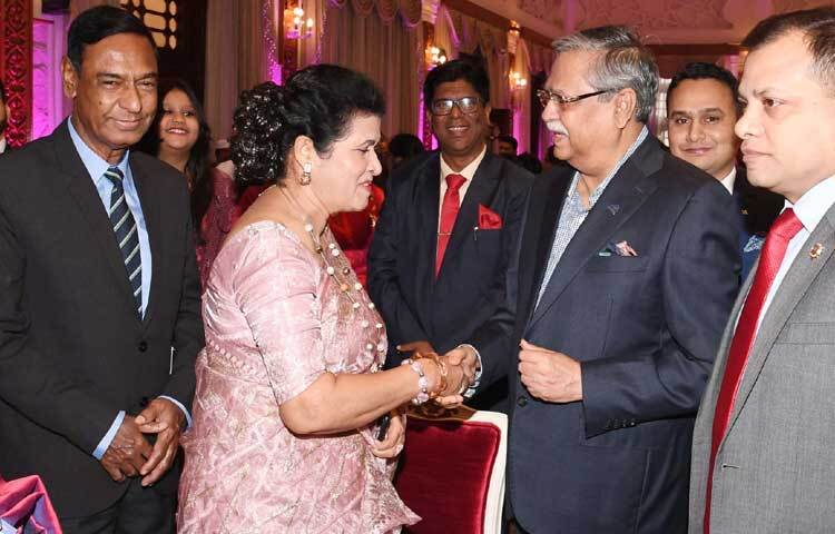 ‘শুভ বড়দিন-২০২৪’ উপলক্ষে খ্রিষ্টান সম্প্রদায়ের ব্যক্তিদের সাথে শুভেচ্ছা বিনিময় করেন রাষ্ট্রপতি মো.সাহাবুদ্দিন। ছবি: পিআইডি