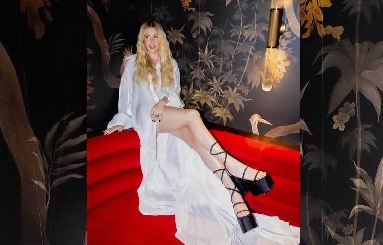 ২০০৯ সালে নিওন গোল্ড রেকর্ডসের মাধ্যমে প্রথম একক অ্যালবাম ‘আন্ডার দ্য শীট’ প্রকাশ করেন এলি।