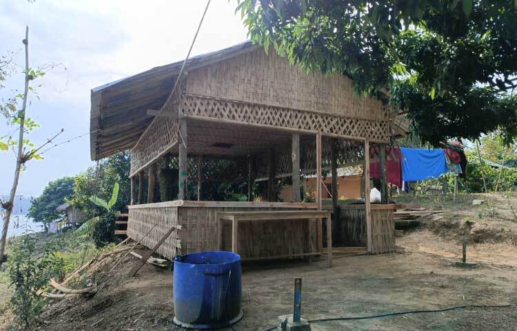 সম্প্রতি ‘চুমো গরাঙ’ নামে ছন ও বাঁশের তৈরি একটি ছোট্ট ক্যাফেও যুক্ত হয়েছে গরবাতে। যেখানে পাহাড়ের সব ঐতিহ্যবাহী নাস্তা, বিভিন্ন ফল, শুকনো খাবার, চা, চিপস ইত্যাদি পাওয়া যাচ্ছে।