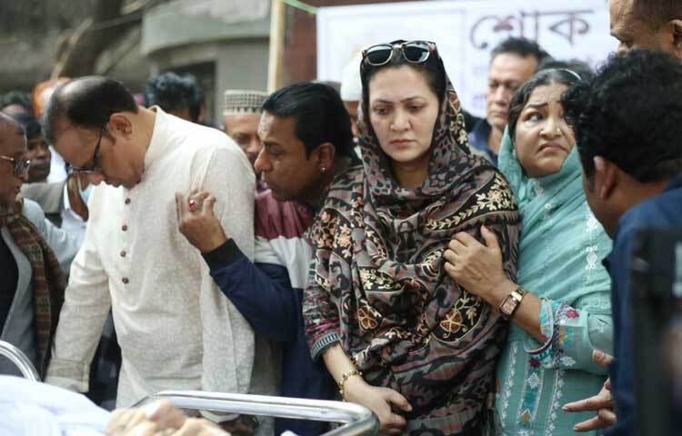 দীর্ঘদিন ধরে শরীরে অক্সিজেন স্বল্পতাসহ বিভিন্ন শারীরিক জটিলতায় ভুগছিলেন এই অভিনেতা। সঙ্গে ছিল ব্লাড লস ও প্লাটিলেট কমে যাওয়ার সমস্যা।