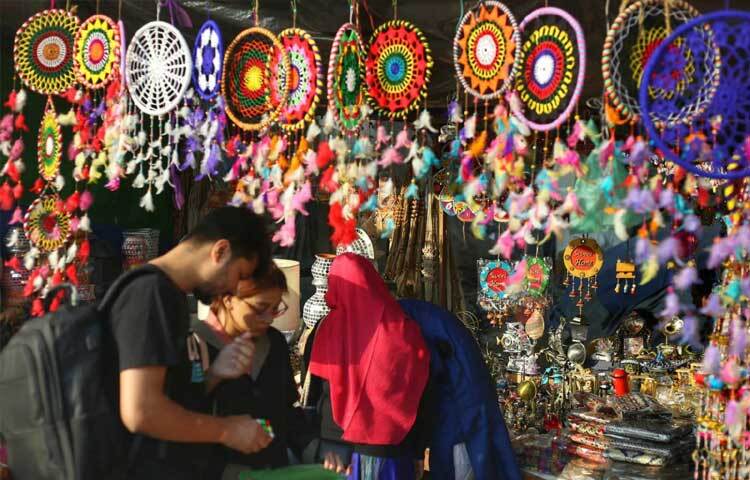 দোয়েল চত্বর ঐতিহ্যের এক শৌখিন রাজ্য। এখানে গেলে শহুরে হস্তশিল্পপ্রেমীরা হারিয়ে যায়।