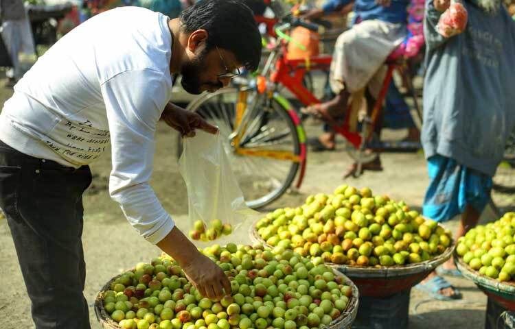 ১৩০ টাকায় বিক্রি হচ্ছে মিষ্টি বরই।