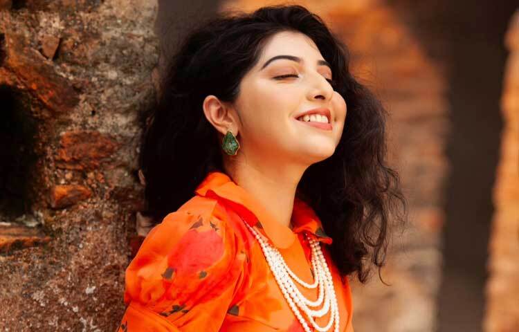 ২০১০ সাল থেকে নিলয় তার পরিবারসহ যুক্তরাষ্ট্রের নিউইয়র্কে থাকেন। গত বছর নিলয়ের পরিবার বাংলাদেশে আসে। ছিল কয়েক মাস। এরপর পড়শী ও নিলয়ের পরিবারের সদস্যরা তাদের বিয়ের ব্যাপারে কথা বলেন। তারপর দুই পরিবারের ঘনিষ্ঠজনদের উপস্থিতিতে বিয়ের আনুষ্ঠানিকতা সেরে নেওয়া হয়।