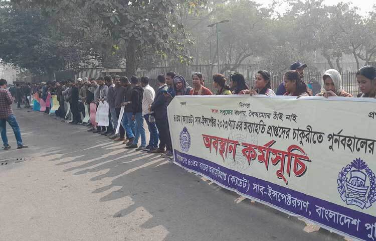 আজ সকাল ১০টা থেকে আব্দুল গনি রোডে সচিবালয়ের ১ ও ২ নম্বর গেটের বিপরীত পাশে অবস্থান নিয়েছেন তারা।