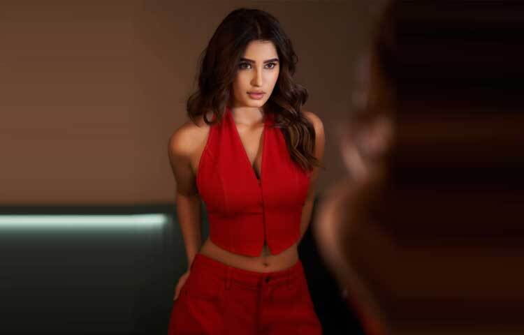 রেড হট লুকে মনোক্রোম টপ ও ম্যাচিং প্যান্টে বেশ আকর্ষণীয় লাগছে তাকে।